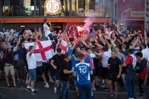 打砸烧的英国足球流氓，为何不敢在卡塔尔闹事？